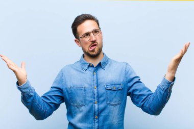 Aptal, deli, kafası karışmış, kafası karışmış, kafası karışmış, sinirli ve cahil bir genç adam.