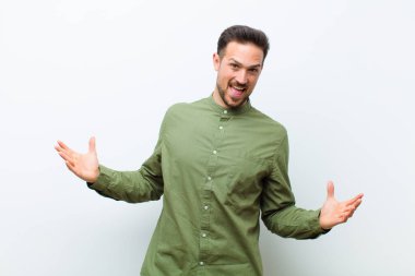 Genç yakışıklı adam mutlu, kibirli, gururlu ve kendini beğenmiş, kendini bir numara gibi hisseden