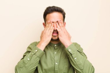 Genç yakışıklı adam gülümsüyor ve mutlu hissediyor, iki eliyle gözlerini kapatıyor ve inanılmaz bir sürpriz bekliyor.