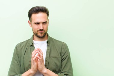 Genç yakışıklı adam gururlu, yaramaz ve kibirli. Şeytani bir plan kurarken ya da bir numara düşünürken.