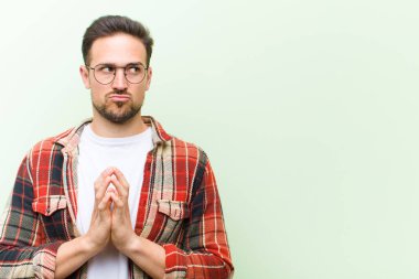 Genç yakışıklı adam entrikalar ve komplolar kuruyor, hilekar hileler ve hileler düşünüyor, kurnazlık ve ihanet