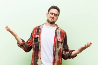 Aptal, deli, kafası karışmış, kafası karışmış, kafası karışmış, sinirli ve cahil bir genç adam.