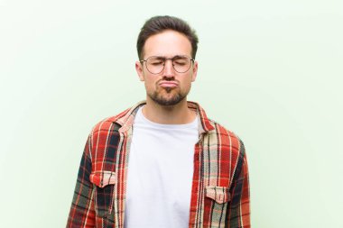 Genç yakışıklı adam dudaklarını birbirine bastırıyor, tatlı, eğlenceli, mutlu, sevimli bir yüz ifadesiyle, öpücük yolluyor.