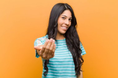 Genç ve güzel İspanyol kadın kendini mutlu, başarılı ve kendinden emin hissediyor. Meydan okumayla yüzleşip 