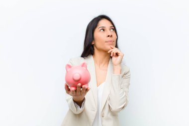 Genç, İspanyol, güzel bir kadın, kumbaralı.