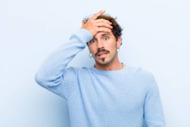 Genç yakışıklı bir adam unutulmuş bir mühlet yüzünden panikliyor, stresli hissediyor, bir pisliği örtbas etmek zorunda kalıyor ya da duvarda izole edilmiş bir hata yapıyor.