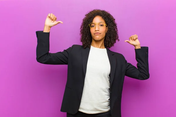 Joven Negro Mujer Negocios Sintiéndose Orgulloso Arrogante Seguro Mismo Buscando — Foto de Stock