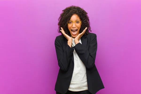 Giovane Donna Affari Nera Sentirsi Scioccato Eccitato Ridendo Stupito Felice — Foto Stock