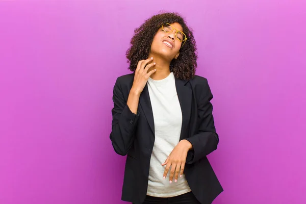 Jovem Negra Mulher Negócios Sentindo Estressado Frustrado Cansado Esfregando Pescoço — Fotografia de Stock