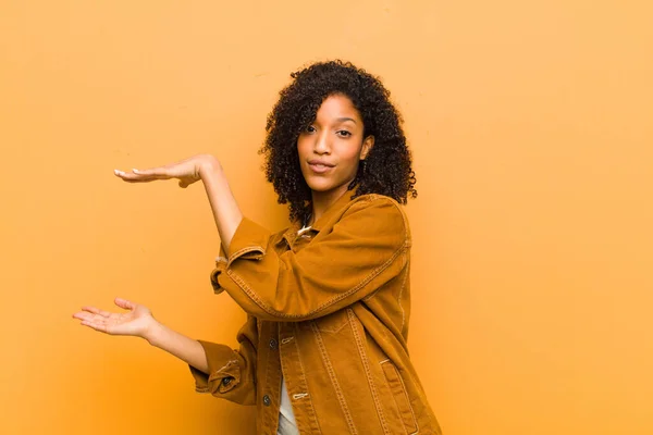 Ung Söt Svart Kvinna Ler Känner Sig Glad Positiv Och — Stockfoto