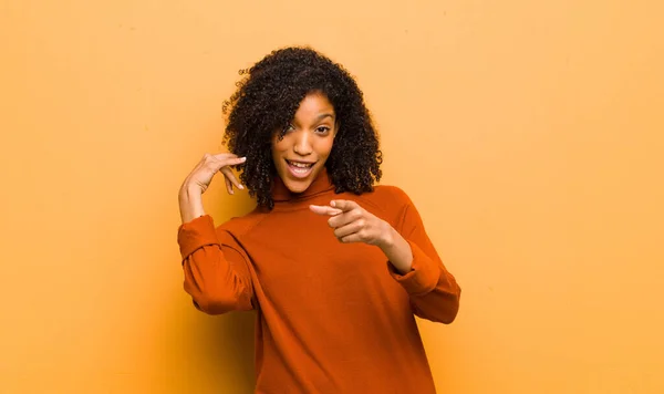 Jonge Mooie Zwarte Vrouw Glimlachen Vrolijk Wijzend Naar Camera Terwijl — Stockfoto