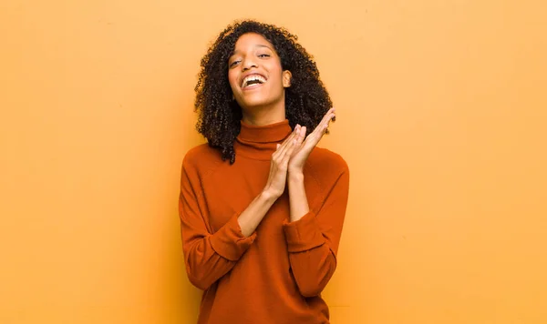 Jovem Bonita Mulher Negra Sentindo Feliz Bem Sucedido Sorrindo Batendo — Fotografia de Stock