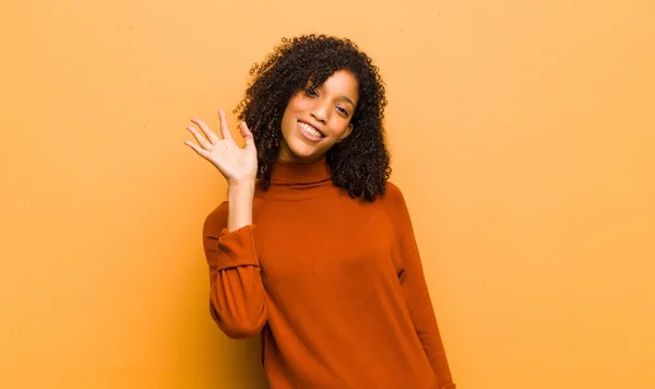 Jovem Bonita Mulher Negra Sorrindo Feliz Alegremente Acenando Mão Acolhendo — Fotografia de Stock