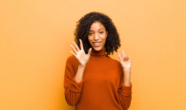 Jonge Mooie Zwarte Vrouw Glimlachen Kijken Vriendelijk Tonen Nummer Zeven — Stockfoto