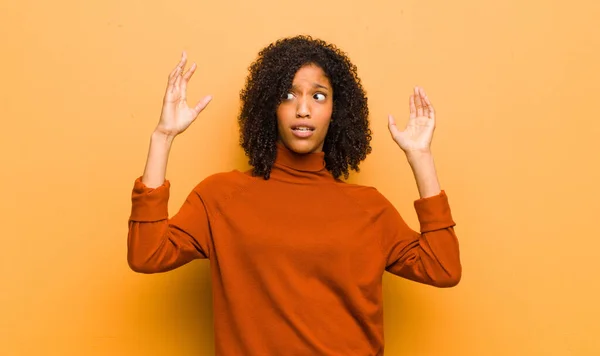 Jovem Bonita Mulher Negra Olhando Chocado Surpreso Com Mandíbula Caiu — Fotografia de Stock