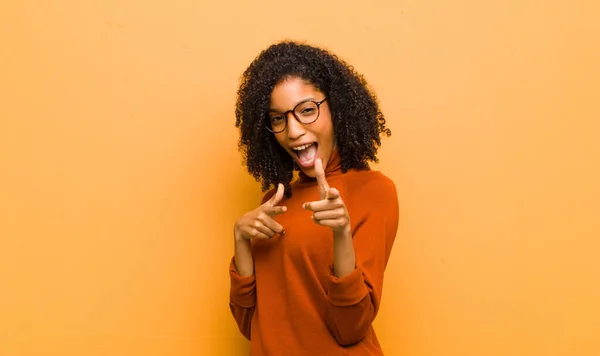 Jonge Mooie Zwarte Vrouw Glimlachen Met Een Positieve Succesvolle Gelukkige — Stockfoto