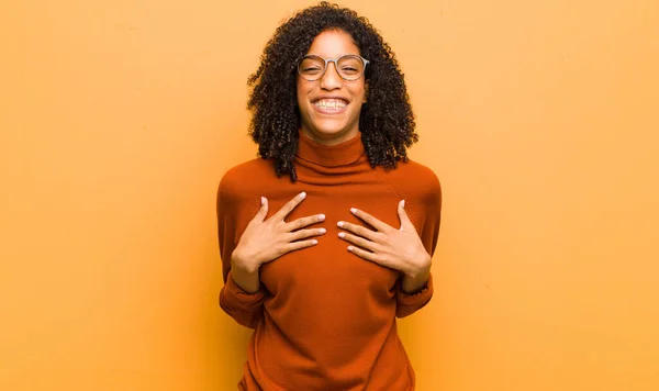 Jovem Bonita Mulher Negra Olhando Feliz Surpreso Orgulhoso Animado Apontando — Fotografia de Stock