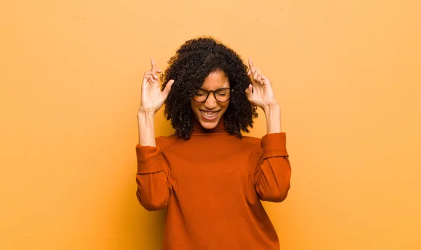 Jonge Mooie Zwarte Vrouw Glimlachend Angstig Kruisen Beide Vingers Zich — Stockfoto