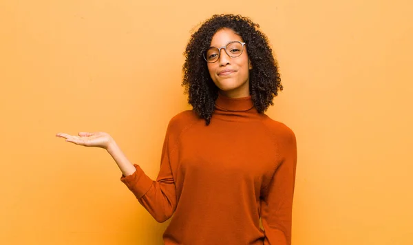 Jovem Bonita Mulher Negra Sentindo Feliz Sorrindo Casualmente Olhando Para — Fotografia de Stock