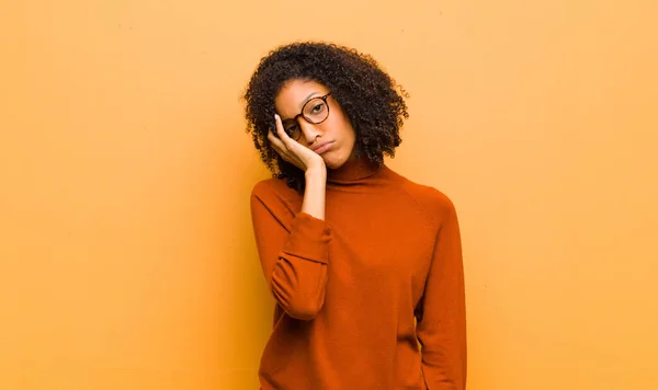 Jovem Mulher Negra Bonita Sentindo Entediado Frustrado Sonolento Depois Uma — Fotografia de Stock