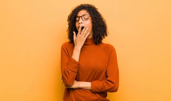 Jovem Bonita Mulher Negra Bocejando Preguiçosamente Início Manhã Acordando Olhando — Fotografia de Stock