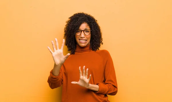 Jonge Mooie Zwarte Vrouw Voelt Zich Doodsbang Terugtrekken Schreeuwen Horror — Stockfoto