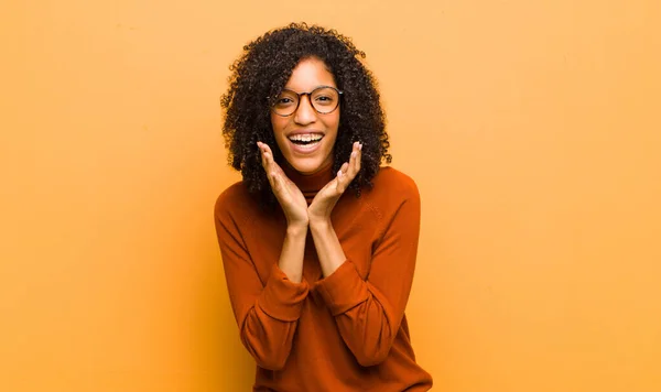 Jonge Mooie Zwarte Vrouw Voelen Geschokt Opgewonden Lachen Verbaasd Gelukkig — Stockfoto