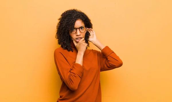 Jovem Bonita Mulher Negra Com Boca Olhos Bem Abertos Mão — Fotografia de Stock