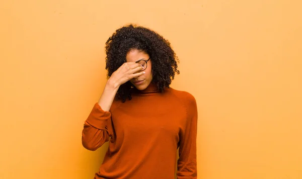 Jeune Jolie Femme Noire Sentant Stressée Malheureuse Frustrée Touchant Front — Photo