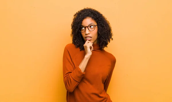 Junge Hübsche Schwarze Frau Fühlt Sich Nachdenklich Fragt Sich Oder — Stockfoto