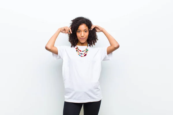 Ung Cool Afrikansk Amerikansk Kvinna Känner Sig Förvirrad Eller Tvivlande — Stockfoto