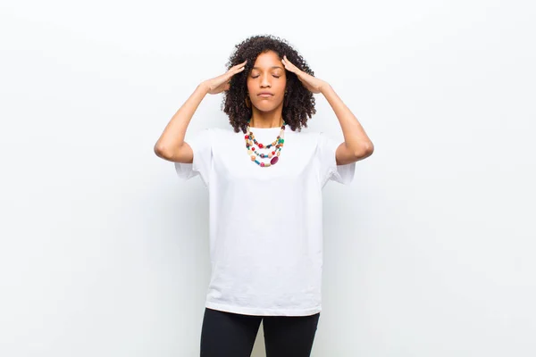 Junge Coole Afrikanisch Amerikanische Frau Die Konzentriert Nachdenklich Und Inspiriert — Stockfoto