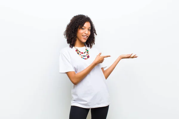 Junge Coole Afrikanisch Amerikanische Frau Lächelt Fühlt Sich Glücklich Unbeschwert — Stockfoto