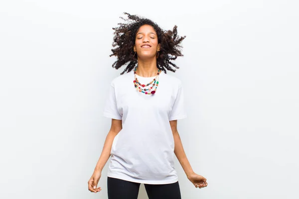 Ung Cool Afrikansk Amerikansk Kvinna Ser Extremt Glad Och Förvånad — Stockfoto
