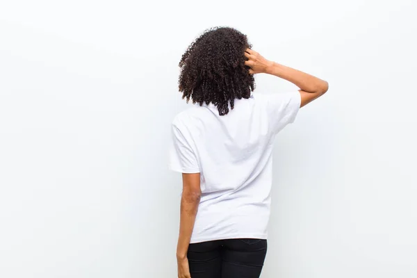 Νεαρή Δροσερή Αφροαμερικανή Γυναίκα Που Σκέφτεται Αμφιβάλλει Ξύσιμο Του Κεφαλιού — Φωτογραφία Αρχείου
