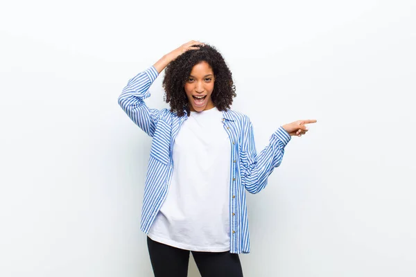 Joven Fresco Mujer Afroamericana Riendo Mirando Feliz Positivo Sorprendido Realizando —  Fotos de Stock