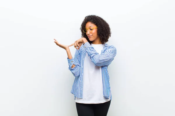 Jovem Mulher Afro Americana Legal Sorrindo Alegremente Apontando Para Copiar — Fotografia de Stock