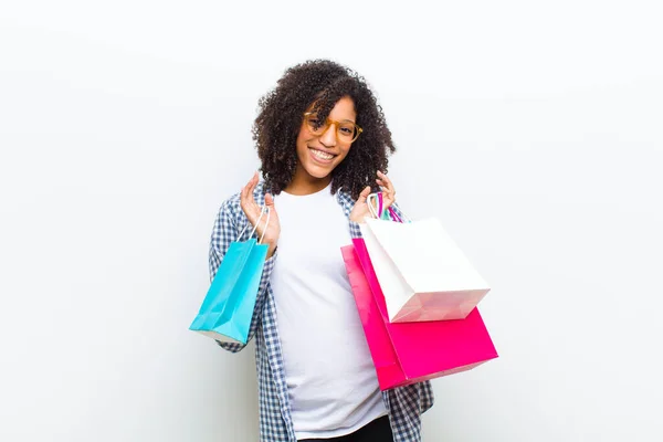 Joven Bonita Mujer Negra Con Bolsas Compras Contra Pared Blanca —  Fotos de Stock