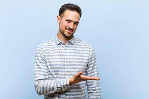 Junger Gutaussehender Mann Lächelt Fröhlich Fühlt Sich Glücklich Und Zeigt — Stockfoto