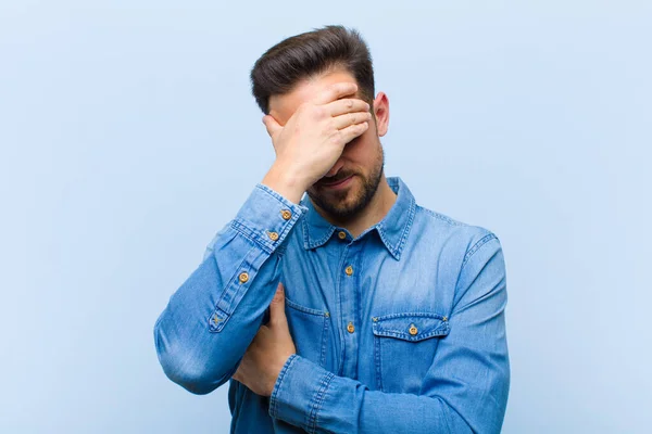 Joven Hombre Guapo Buscando Estresado Avergonzado Molesto Con Dolor Cabeza — Foto de Stock