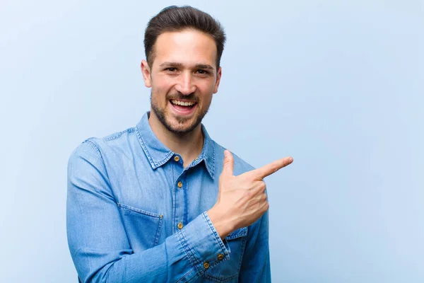 Joven Hombre Guapo Mirando Emocionado Sorprendido Señalando Hacia Lado Hacia — Foto de Stock