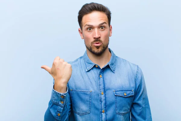 Junger Gutaussehender Mann Schaut Erstaunt Ungläubig Zeigt Auf Gegenstand Der — Stockfoto