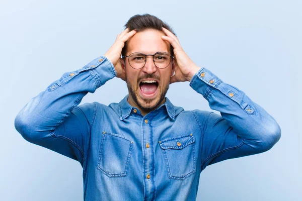 Joven Hombre Guapo Levantando Las Manos Cabeza Con Boca Abierta — Foto de Stock