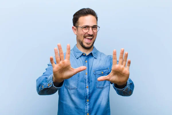 Junger Gutaussehender Mann Der Sich Verängstigt Fühlt Zurückweicht Und Schrecken — Stockfoto