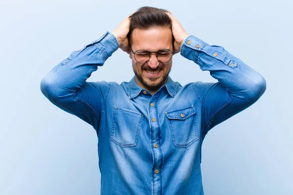 Jeune Homme Beau Sentant Stressé Frustré Levant Les Mains Tête — Photo