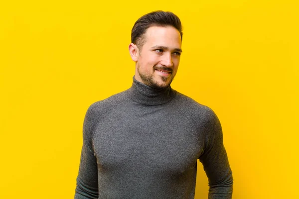 Jovem Bonito Homem Olhando Feliz Alegre Confiante Sorrindo Orgulhosamente Olhando — Fotografia de Stock