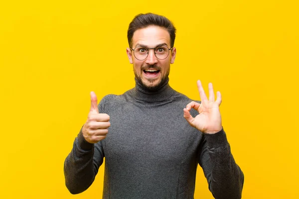 Jonge Knappe Man Zich Gelukkig Voelen Verbaasd Tevreden Verrast Tonen — Stockfoto