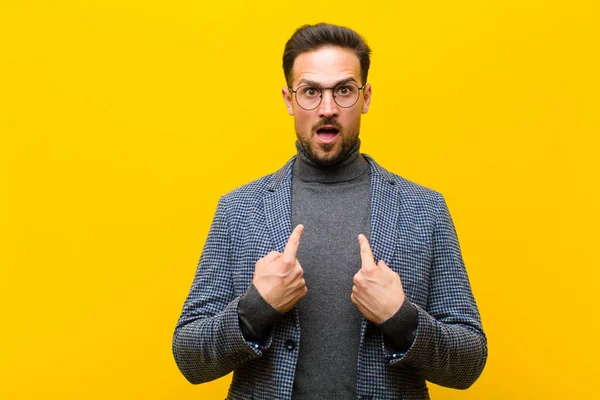 Jovem Bonito Homem Sentindo Feliz Surpreso Orgulhoso Apontando Para Mesmo — Fotografia de Stock