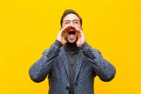 Jovem Homem Bonito Sentindo Feliz Animado Positivo Dando Grande Grito — Fotografia de Stock