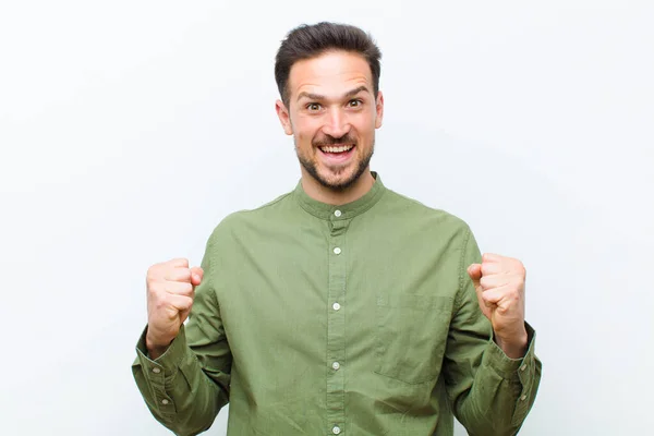 Jovem Homem Bonito Sentindo Chocado Animado Feliz Rindo Celebrando Sucesso — Fotografia de Stock